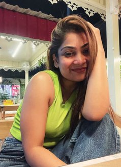 Komal - escort in Dubai Photo 1 of 10