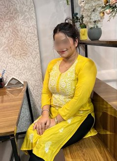 Komal - masseuse in Kathmandu Photo 3 of 5