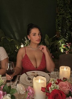 Kraina Seventh Size - puta in Dubai Photo 2 of 6