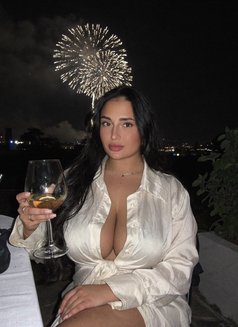 Kraina Seventh Size - puta in Dubai Photo 3 of 6