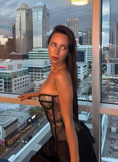 Kris - escort in Dubai Photo 7 of 9