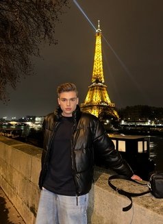 Kris - Male escort in Paris Photo 8 of 11