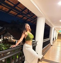 Kritika Kapoor - puta in Abu Dhabi