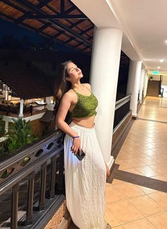Kritika Kapoor - puta in Abu Dhabi Photo 2 of 5