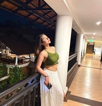Kritika Kapoor - puta in Abu Dhabi