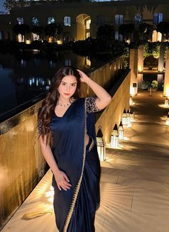 Kritika Kapoor - puta in Abu Dhabi Photo 5 of 5