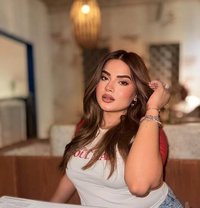 Kritika Kapoor - puta in Ajmān