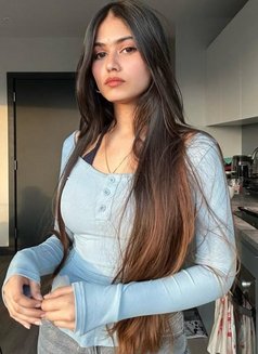 Kritika Kapoor - puta in Ajmān Photo 3 of 3