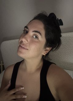 Kelly - escort in Maldives Photo 1 of 3