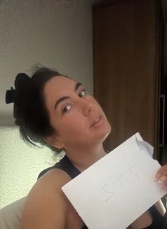 Kelly - escort in Maldives Photo 2 of 3