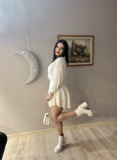 Kylie - escort in Baku Photo 6 of 9