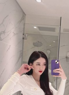 Kylie - escort in Manila Photo 2 of 5