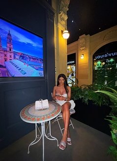 Kylie - puta in Baku Photo 10 of 13