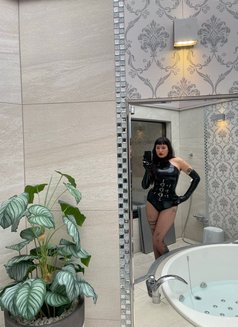Lady May - dominatrix in Madrid Photo 7 of 8