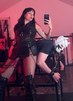 Lady May - dominatrix in Shanghai Photo 3 of 7