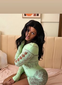 NOIR - puta in Dubai Photo 7 of 9