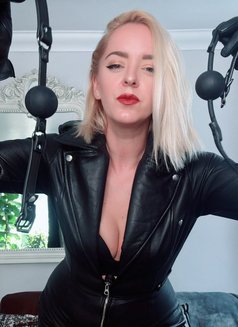 Lady Sandra - dominatrix in Ottawa Photo 4 of 7