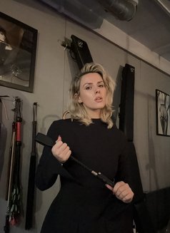 Lady Veinne - dominatrix in Geneva Photo 2 of 8