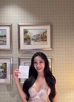 Ladyboy Bangkok Escort / Diw - Transsexual escort in Bangkok Photo 11 of 26