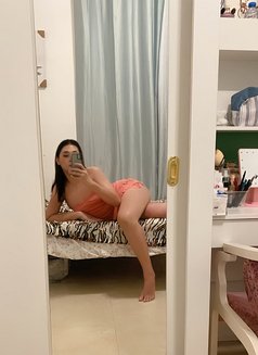 "If you want warmth and relaxation, thin - Transsexual escort in Muscat Photo 1 of 8