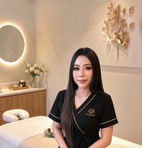Lalita professional with massage table - puta in Riyadh Photo 1 of 4