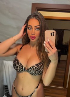 Lana - escort in Amman Photo 3 of 6
