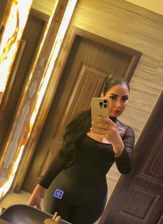 Lara - puta in Dubai Photo 14 of 15