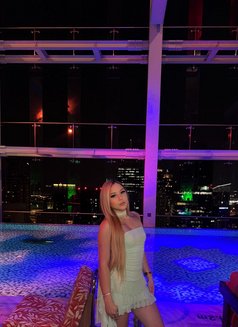 Lara - escort in Singapore Photo 3 of 6