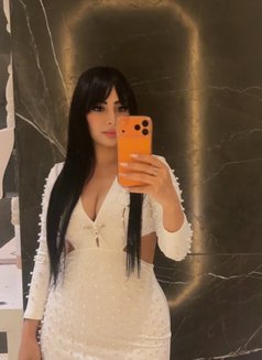 Lara - puta in Dubai Photo 2 of 13