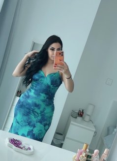 Lara - puta in Dubai Photo 9 of 13