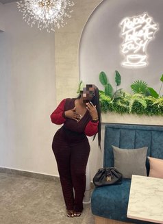 Lara - puta in Lagos, Nigeria Photo 2 of 7