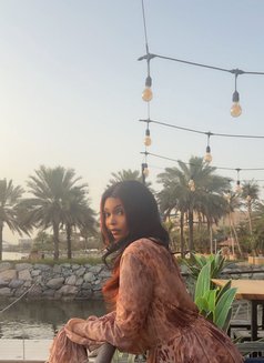 Larin - puta in Abu Dhabi Photo 4 of 8