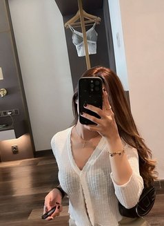 Larisa - escort in Singapore Photo 4 of 6