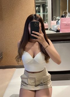 Larisa - escort in Singapore Photo 5 of 6