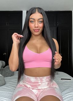 Larissa - escort in Muscat Photo 6 of 8