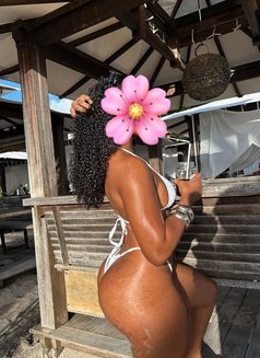 Larissa - escort in Abidjan Photo 2 of 4