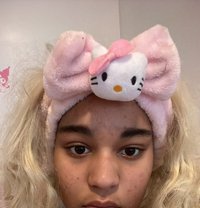 Latina - puta in Kuwait Photo 2 of 3