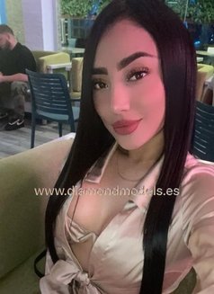 Latino Victoria Bisexual Mistress - puta in Al Manama Photo 1 of 17