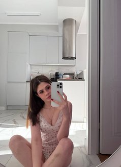 Laura - escort in Jeddah Photo 1 of 6