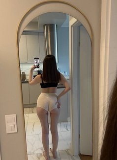 Laura - escort in Jeddah Photo 2 of 6