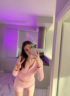 Laura - escort in Jeddah Photo 6 of 6
