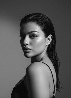 Laura - escort in Doha Photo 1 of 10