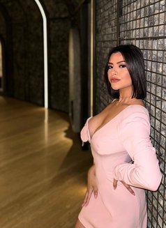 Laura - escort in Dubai Photo 5 of 6