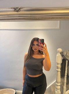 Laura - escort in Glasgow Photo 1 of 8