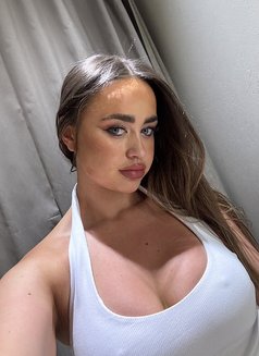 Laura - escort in Glasgow Photo 2 of 8