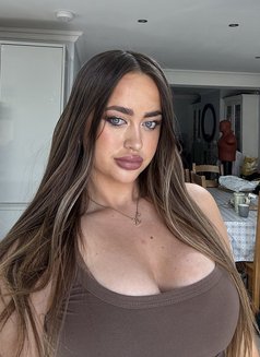Laura - escort in Glasgow Photo 6 of 8