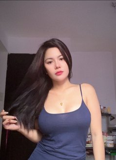 Laura - escort in Doha Photo 5 of 7
