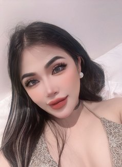 Laura - escort in Dubai Photo 6 of 13