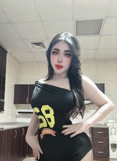 Laura - escort in Dubai Photo 9 of 13