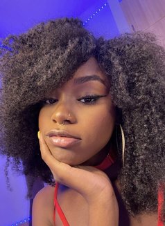 Laura - escort in Dubai Photo 6 of 9